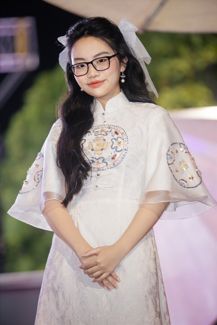 Bộ sưu tập hơn 1000 chiếc áo dài của bà chủ Phương Mỹ Chi: sự trưởng thành từ trong cách diện áo dài của thiếu nữ 19 tuổi - Ảnh 2