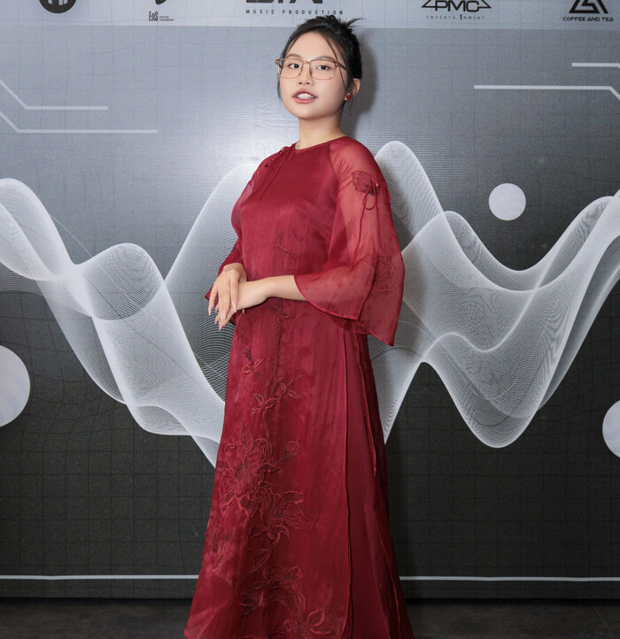 Bộ sưu tập hơn 1000 chiếc áo dài của bà chủ Phương Mỹ Chi: sự trưởng thành từ trong cách diện áo dài của thiếu nữ 19 tuổi - Ảnh 3