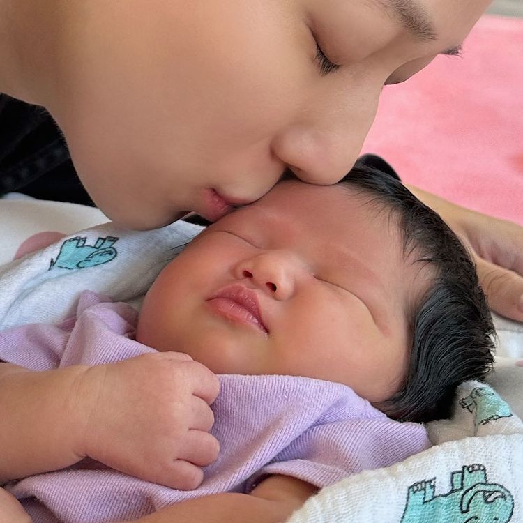 Chung Gia Hân lộ diện sau nửa tháng sinh con thứ 3: Nhan sắc đại hoa đán TVB vẫn như thời son rỗi - Ảnh 2