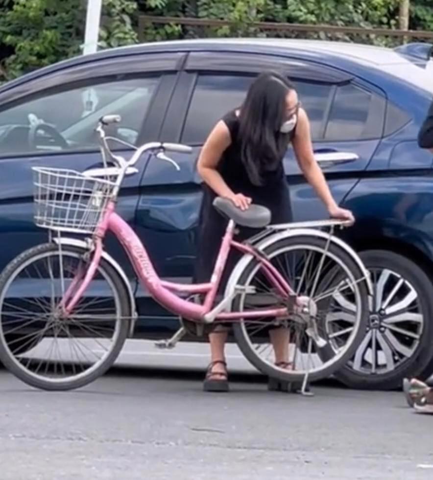 Thông tin MỚI về người phụ nữ đạp xe ngược chiều đâm ô tô gây 'bão' mạng ở TP.HCM - Ảnh 4