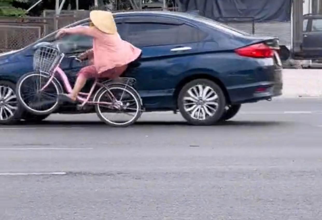 Thông tin MỚI về người phụ nữ đạp xe ngược chiều đâm ô tô gây 'bão' mạng ở TP.HCM - Ảnh 2