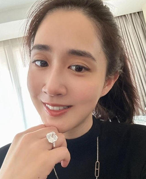 Tài tử 'Lan Lăng Vương' Trần Hiểu Đông mua kim cương, đồ hiệu tặng vợ để hâm nóng tình cảm - Ảnh 3