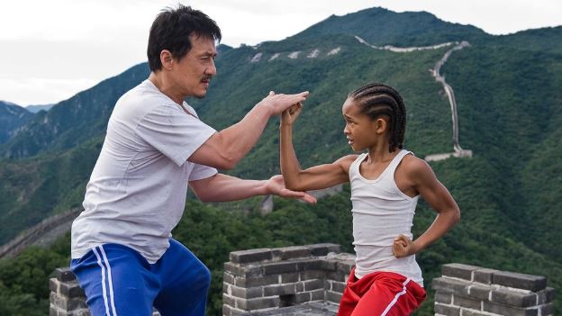 Vì sao Thành Long bắt học trò ‘mặc áo, cởi áo và treo áo’ nhiều lần khi học võ trong phim The Karate Kid? - Ảnh 4