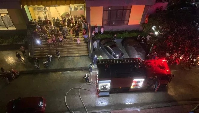 Cháy tại chung cư Hà Nội: Cảnh sát PCCC cứu được nhiều người đang hoảng loạn - Ảnh 1