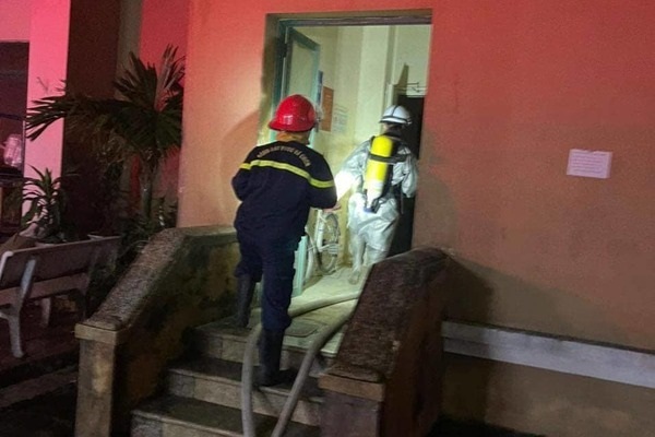 Cháy tại chung cư Hà Nội: Cảnh sát PCCC cứu được nhiều người đang hoảng loạn - Ảnh 2