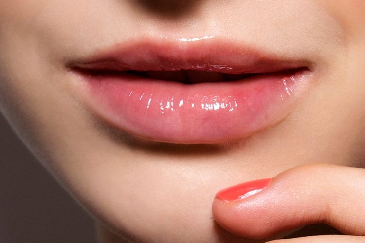 Thay đổi ngoạn mục cho đôi môi thêm hồng hào từ 5 thói quen chăm sóc đơn giản mà nhiều người hay quên - Ảnh 1