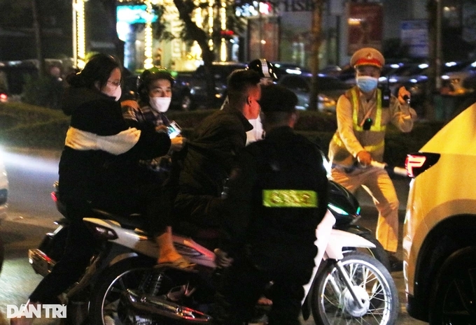 Hà Nội: Bị dừng xe kiểm tra độ cồn, người đàn ông đập điện thoại vào đầu cảnh sát 141 - Ảnh 1