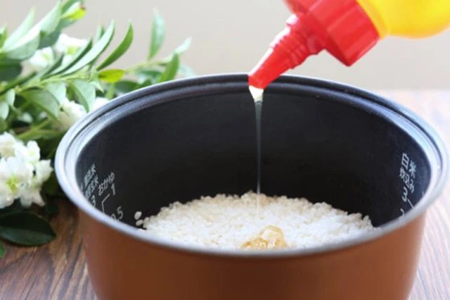 Thêm nguyên liệu bí mật này vào gạo khi nấu cơm, bạn sẽ phải bất ngờ trước kết quả - cơm chín thơm ngon mềm dẻo ai cũng 'mê' - Ảnh 4
