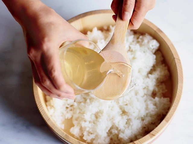 Thêm nguyên liệu bí mật này vào gạo khi nấu cơm, bạn sẽ phải bất ngờ trước kết quả - cơm chín thơm ngon mềm dẻo ai cũng 'mê' - Ảnh 5
