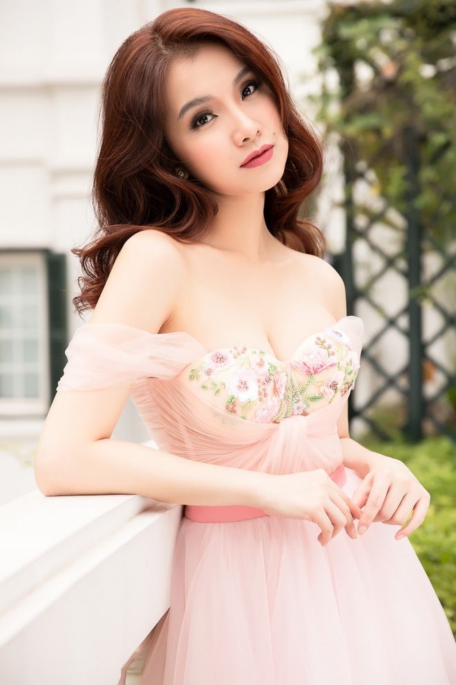 Góc khuất cuộc sống của Hoa hậu Hoàn vũ Việt Nam đầu tiên bỏ showbiz lấy chồng đại gia - Ảnh 4