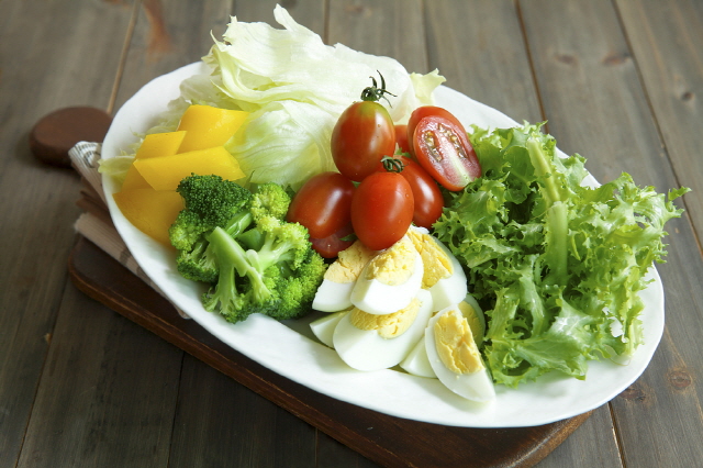 Hãy kết hợp với 3 loại thực phẩm này khi ăn rau trộn để đảm bảo chất dinh dưỡng cho cơ thể - Ảnh 1