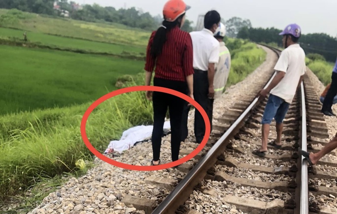 Cùng nhóm bạn lên khu vực đường sắt chụp hình, nữ sinh 16 tuổi bị tàu hỏa đâm tử vong tại chỗ  - Ảnh 1