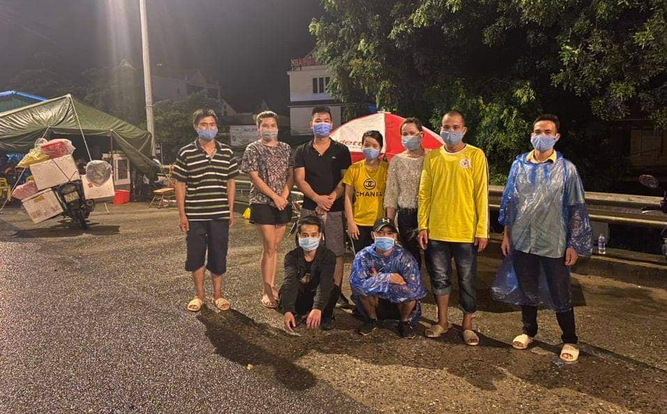 7 người nghèo ở Hà Nội bắt taxi 4,9 triệu đồng về quê bị tài xế 'bỏ rơi' giữa đêm vì không 'bao' được giấy xét nghiệm Covid-19, thực hư ra sao? - Ảnh 4