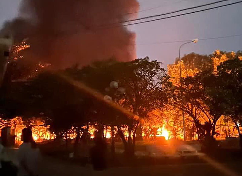 Lửa bùng dữ dội tại một trường đại học, thiêu cháy 200m2 nhà để xe - Ảnh 1