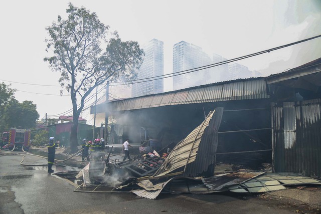 Hà Nội: Cháy lớn thiêu rụi kho vật liệu xây dựng cạnh cây xăng tại Tây Mỗ - Ảnh 11