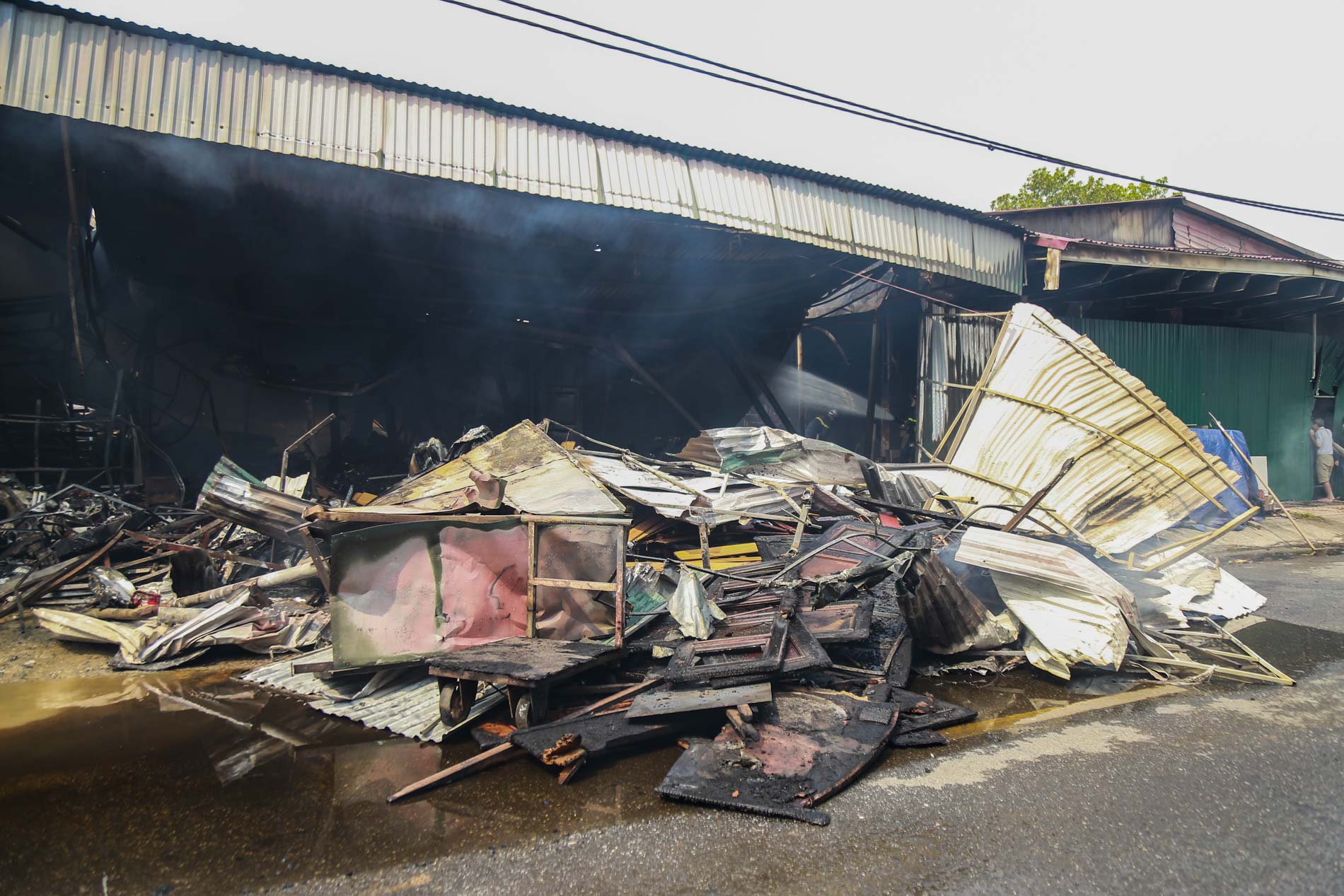 Hà Nội: Cháy lớn thiêu rụi kho vật liệu xây dựng cạnh cây xăng tại Tây Mỗ - Ảnh 7