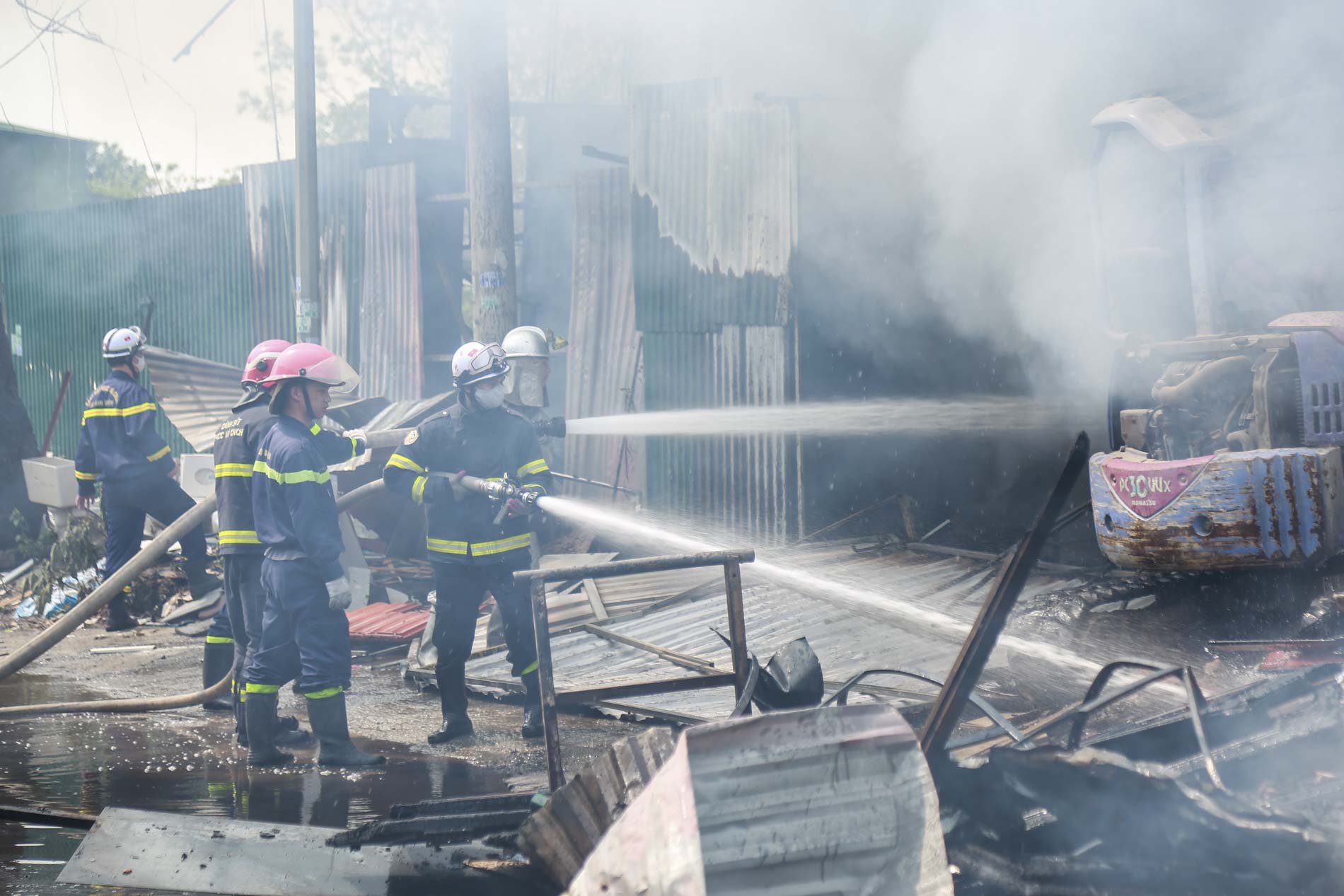 Hà Nội: Cháy lớn thiêu rụi kho vật liệu xây dựng cạnh cây xăng tại Tây Mỗ - Ảnh 4
