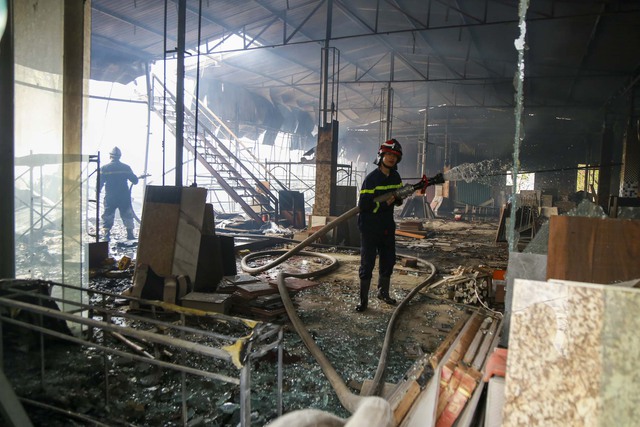 Hà Nội: Cháy lớn thiêu rụi kho vật liệu xây dựng cạnh cây xăng tại Tây Mỗ - Ảnh 10