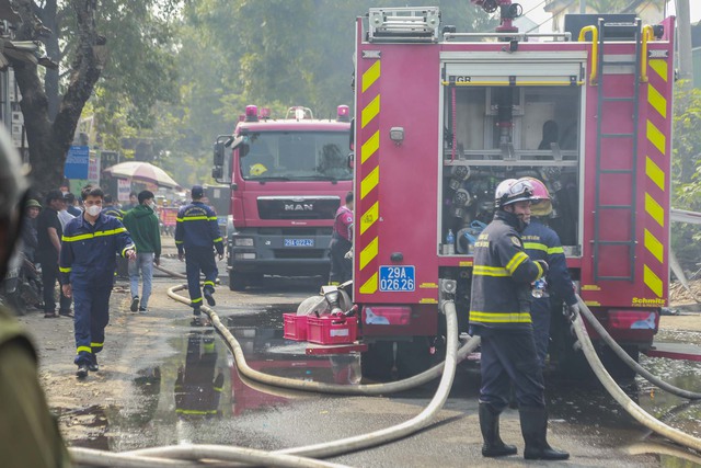 Hà Nội: Cháy lớn thiêu rụi kho vật liệu xây dựng cạnh cây xăng tại Tây Mỗ - Ảnh 2