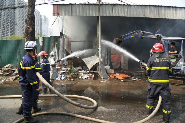 Hà Nội: Cháy lớn thiêu rụi kho vật liệu xây dựng cạnh cây xăng tại Tây Mỗ - Ảnh 5
