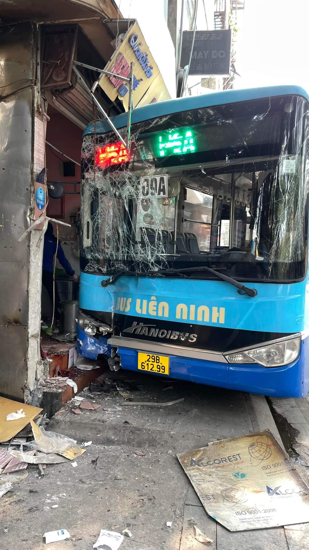 Hiện trường vụ xe buýt tông vào quán ăn khiến 2 người bị thương nặng ở Hà Nội - Ảnh 2