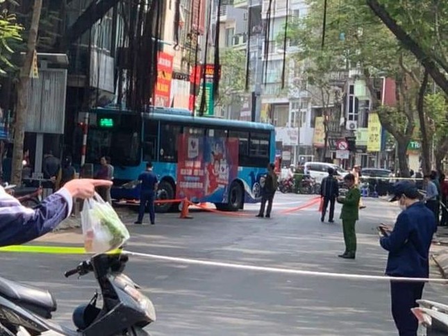 Hiện trường vụ xe buýt tông vào quán ăn khiến 2 người bị thương nặng ở Hà Nội - Ảnh 1