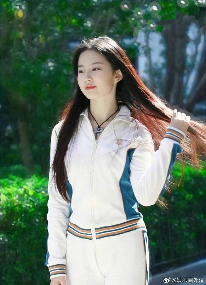 Vẻ đẹp thuần khiết năm 17 tuổi của Lưu Diệc Phi 'gây bão' mạng xã hội - Ảnh 1
