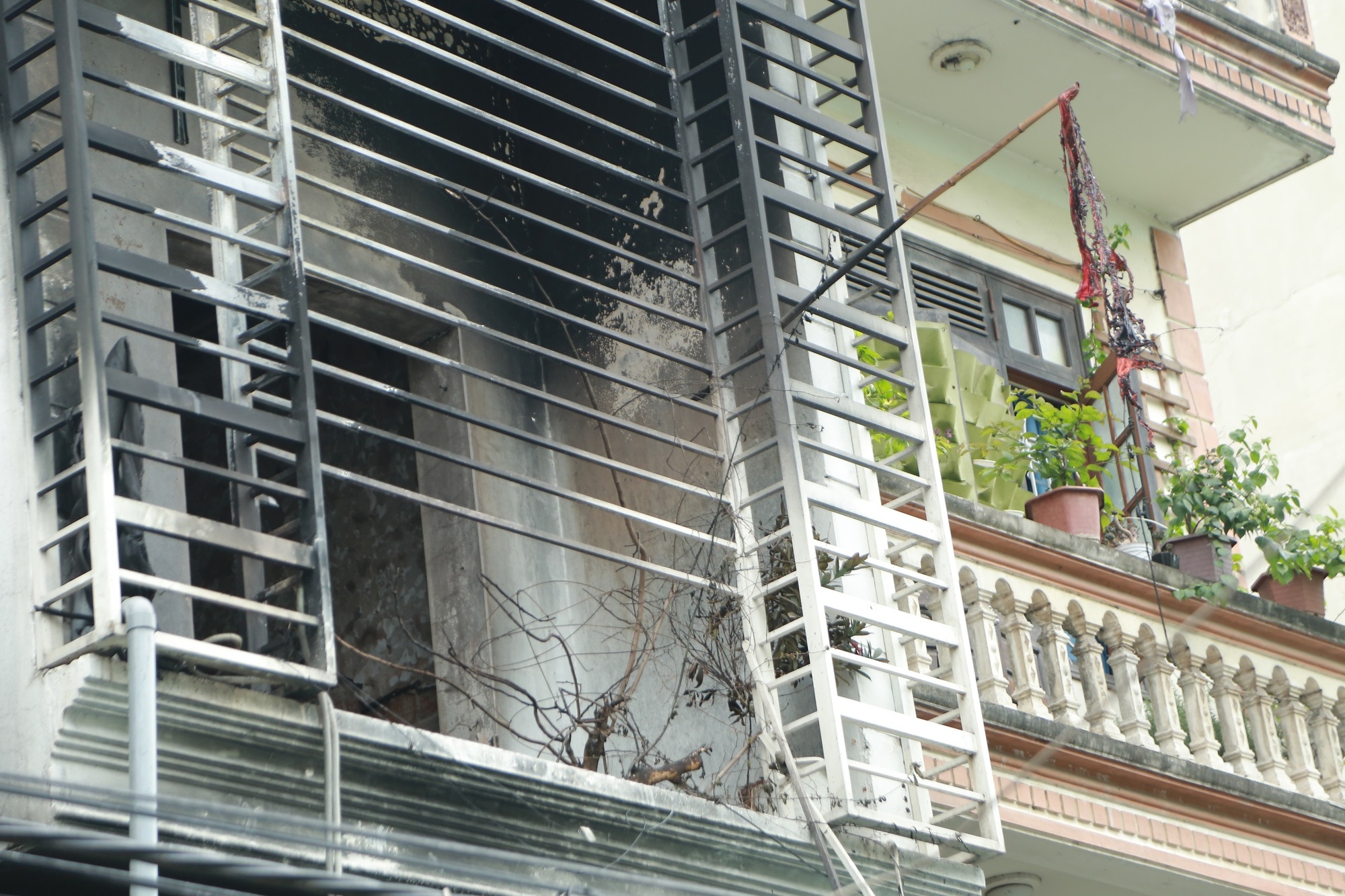 Từ vụ cả gia đình leo ban công thoát nạn cháy nhà ở Hà Nội: Hãy bỏ 'chuồng cọp' và dạy con biết xử lý thế nào khi có hỏa hoạn - Ảnh 2