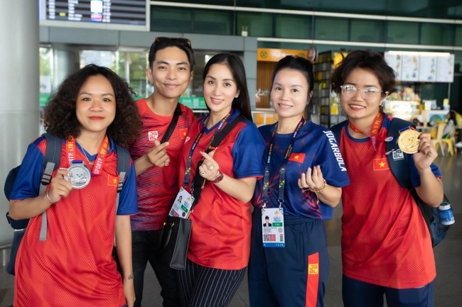 Phan Hiển xuất hiện tại sân bay đón Khánh Thi trở về sau tấm HCV SEA Games 32 - Ảnh 2