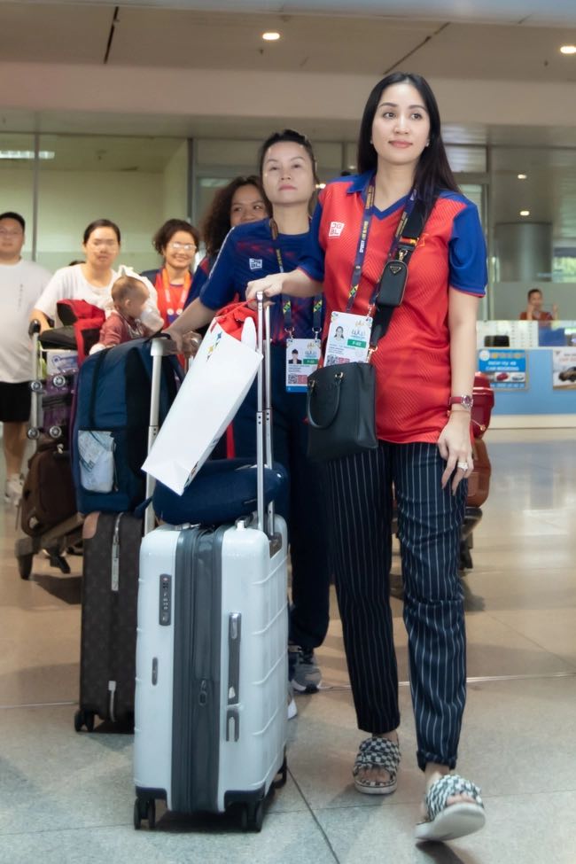 Phan Hiển xuất hiện tại sân bay đón Khánh Thi trở về sau tấm HCV SEA Games 32 - Ảnh 4