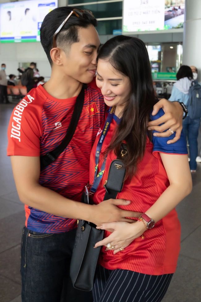 Phan Hiển xuất hiện tại sân bay đón Khánh Thi trở về sau tấm HCV SEA Games 32 - Ảnh 6