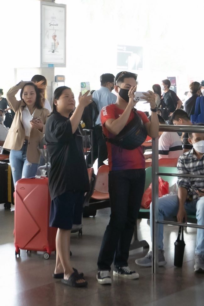 Phan Hiển xuất hiện tại sân bay đón Khánh Thi trở về sau tấm HCV SEA Games 32 - Ảnh 3