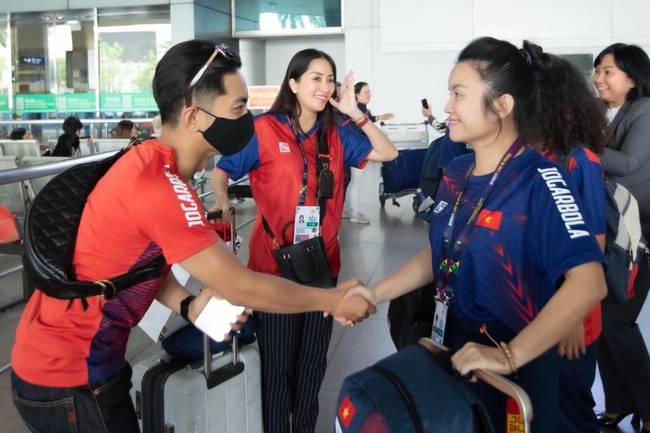 Phan Hiển xuất hiện tại sân bay đón Khánh Thi trở về sau tấm HCV SEA Games 32 - Ảnh 1