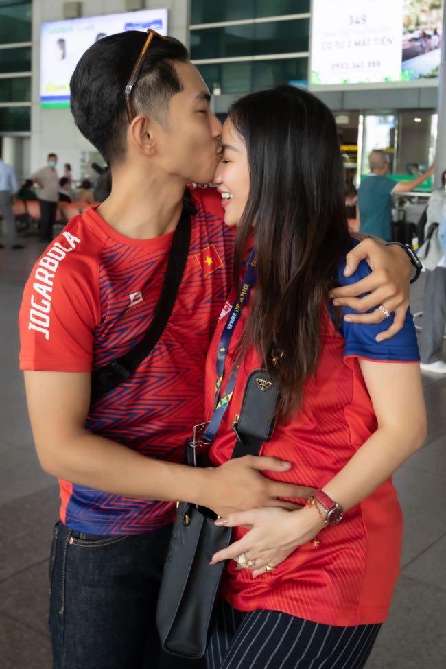 Phan Hiển xuất hiện tại sân bay đón Khánh Thi trở về sau tấm HCV SEA Games 32 - Ảnh 5