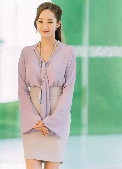Kiểu áo ''ruột'' của các 'nữ hoàng công sở' màn ảnh Hàn: Phom dáng đơn giản, phối với chân váy hay quần đều cực xinh - Ảnh 2
