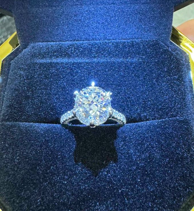 Cận cảnh chiếc nhẫn kim cương 'siêu to khổng lồ' Quang Hải cầu hôn Chu Thanh Huyền - Ảnh 2