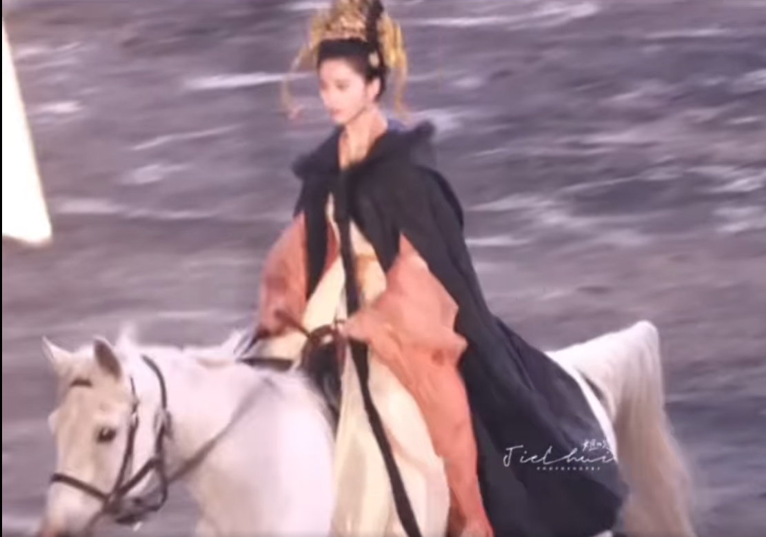 Lưu Thi Thi tiếp tục bị ekip phim 'Nhất Niệm Quan Sơn' đối xử tệ: Cảnh quay cưỡi ngựa bằng tay trần gần 1 tiếng nhưng bị cắt hoàn toàn trong phimd - Ảnh 4