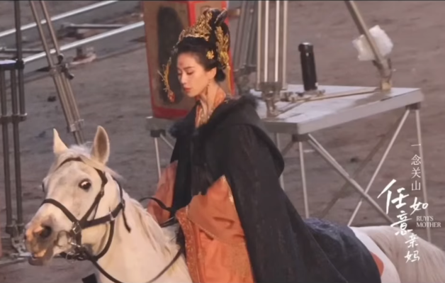 Lưu Thi Thi tiếp tục bị ekip phim 'Nhất Niệm Quan Sơn' đối xử tệ: Cảnh quay cưỡi ngựa bằng tay trần gần 1 tiếng nhưng bị cắt hoàn toàn trong phimd - Ảnh 3