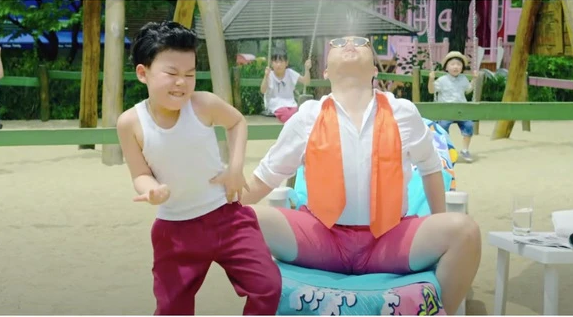Cậu bé gốc Việt từng xuất hiện trong MV siêu hit Gangnam Style: Diện mạo trưởng thành sau 12 năm, về quê làm từ thiện - Ảnh 2