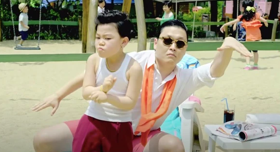 Cậu bé gốc Việt từng xuất hiện trong MV siêu hit Gangnam Style: Diện mạo trưởng thành sau 12 năm, về quê làm từ thiện - Ảnh 1