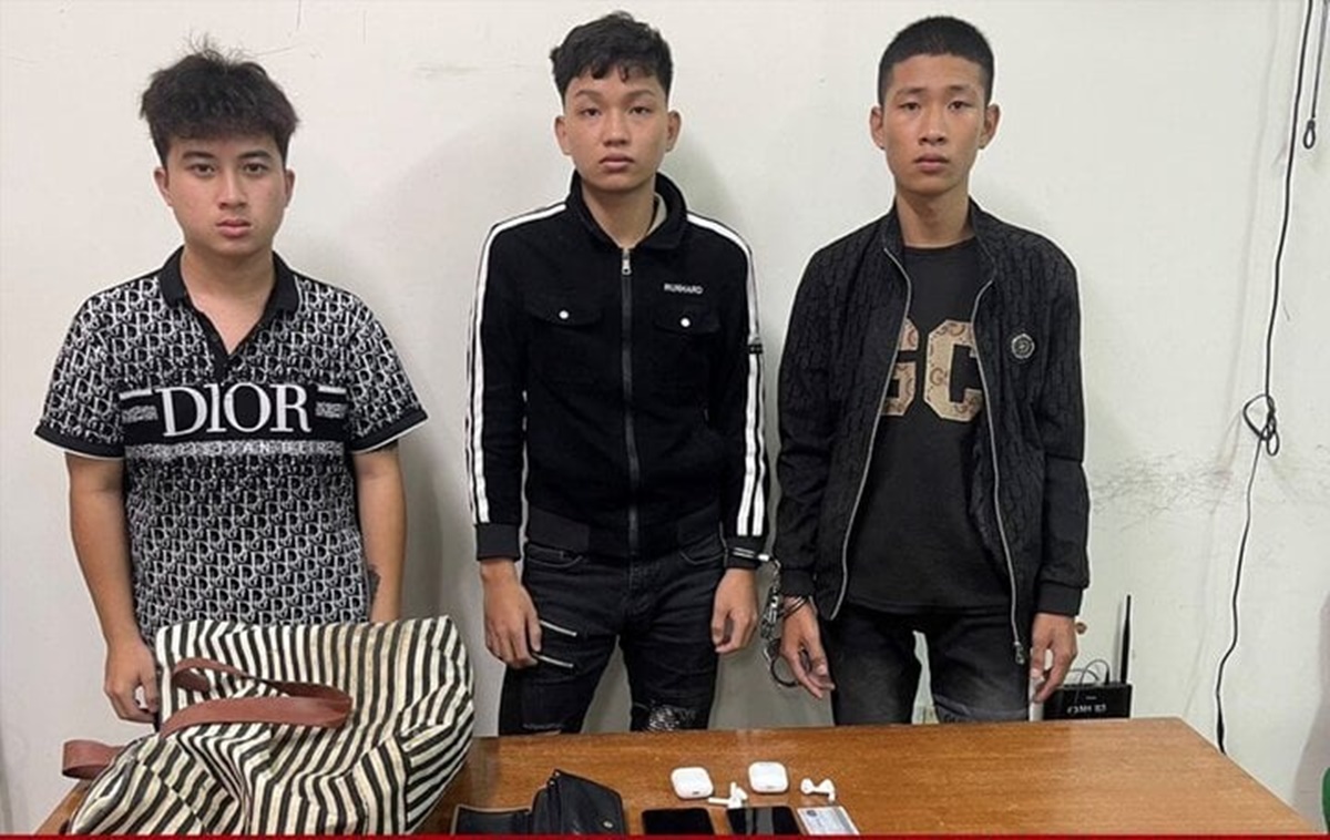 Phẫn nộ: Nhóm thanh niên cướp giật tài sản của người nước ngoài ở Hội An - Ảnh 1