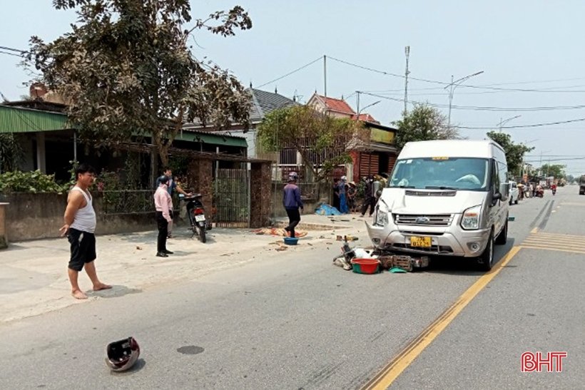 Một phụ nữ tử vong tại chỗ sau va chạm giữa ôtô và xe máy ở Hà Tĩnh - Ảnh 1