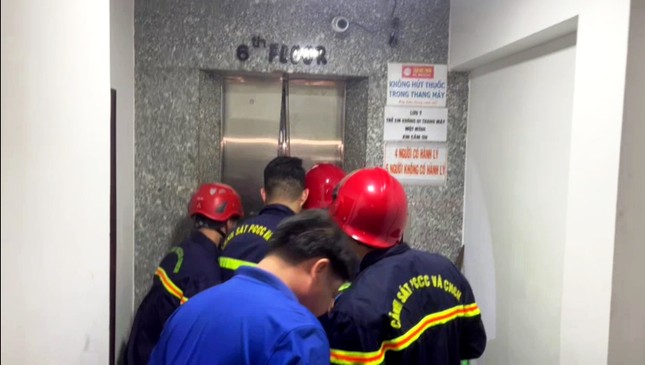 Giải cứu 3 người mắc kẹt trong thang máy khách sạn ở Thừa Thiên – Huế - Ảnh 1