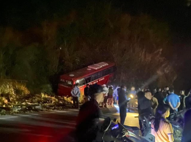 Hiện trường vụ xe chở 50 khách mất phanh đâm vào vách núi khiến 13 người thương vong - Ảnh 2