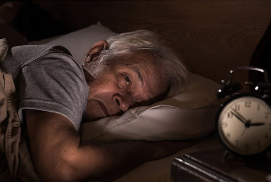 Vì sao về già ngủ ít và thức dậy sớm hơn? - Ảnh 1