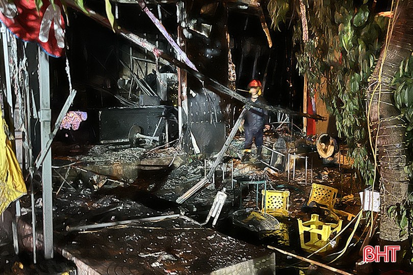TP Hà Tĩnh cháy lớn tại cơ sở kinh doanh dịch vụ giải khát, ngọn lửa bùng phát dữ dội, nhiều đồ dùng bị thiêu rụi - Ảnh 2