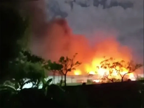 Cháy lớn kho phế liệu trong khu công nghiệp Phúc Khánh, Thái Bình, lửa đỏ rực bao trùm nhà kho - Ảnh 1