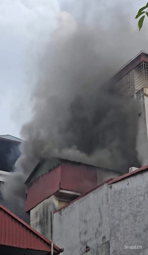 Vụ cháy căn nhà 2 tầng ở Cầu Giấy, khói bốc mù mịt: Do bất cẩn khi hút thuốc lào - Ảnh 2