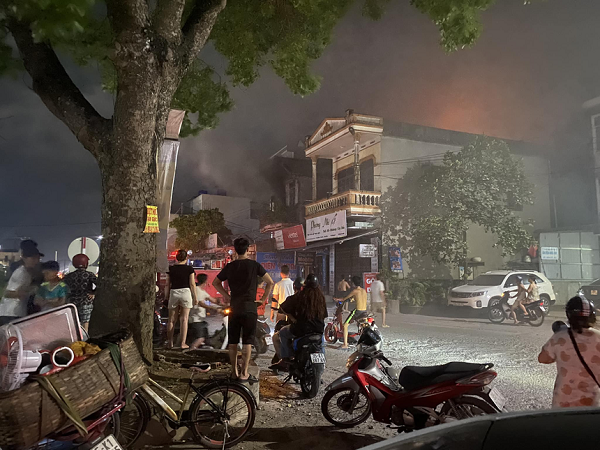 Ninh Bình cháy lớn nhà dân lúc nửa đêm, ngọn lửa bùng to người dân hoảng loạn cứu người, cứu của - Ảnh 1