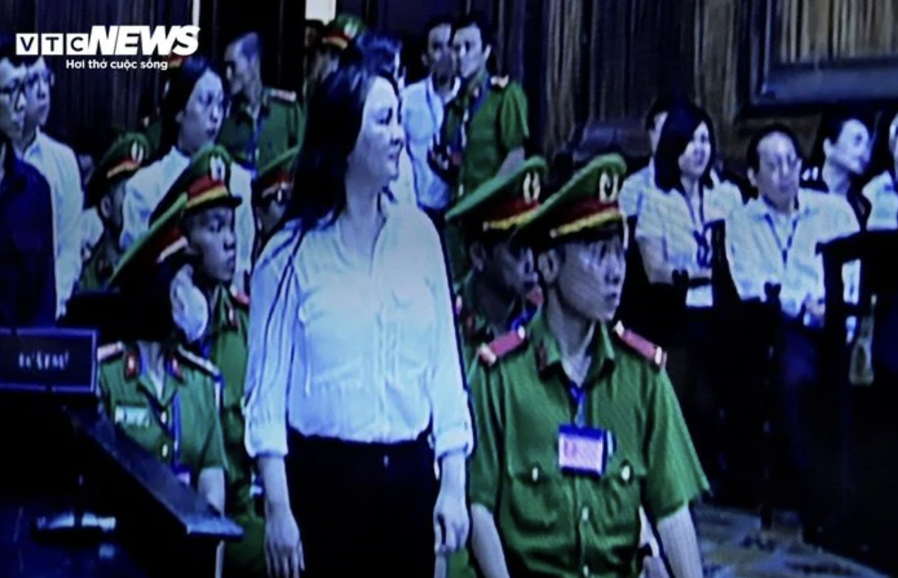 Lời khai đầu tiên của bà Nguyễn Phương Hằng trước toà: Có 2 quốc tịch, từng bị phạt hành chính một lần do vi phạm an ninh mạng - Ảnh 1